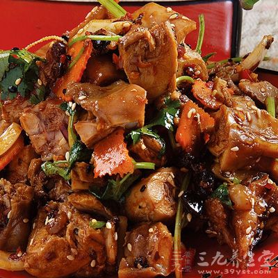 兔子洗干淨，用開水焯一下變色取出