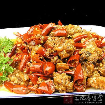 待油內的水分燒干，下入兔肉重炸焦酥呈金黃色倒入漏勺瀝油