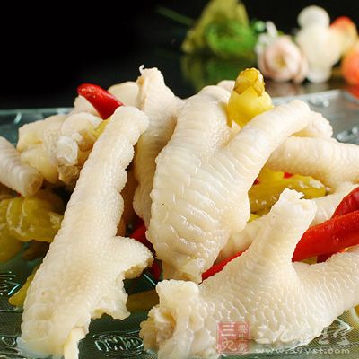將除雞爪外原料放進一干淨容器，倒進熱水，泡兩個小時