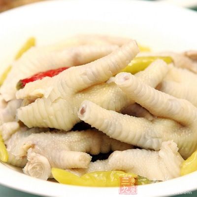 夏天可以放在冰箱裡腌制，過兩個小時後拿出來，冰爽中帶有嚼勁