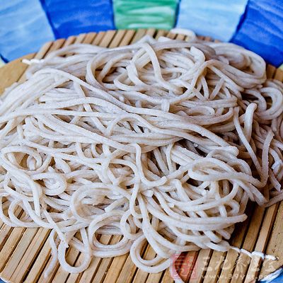 荞麥面在沸水裡煮兩分鐘，撈起，過遍涼水，再瀝干備用