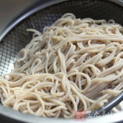 水燒開後，放入荞麥面熟透後撈起備用