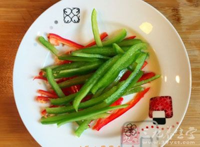 青椒、紅辣椒洗淨切絲 青椒、紅辣椒洗淨切絲