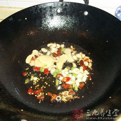 放入蒜末、辣椒片爆香 放入蒜末、辣椒片爆香
