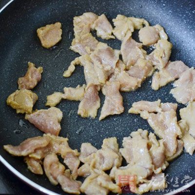 把腌制好的肉片放進去炒至肉色發白 把腌制好的肉片放進去炒至肉色發白