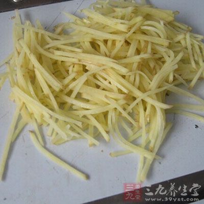 竹筍把殼子剝了,洗淨切絲 竹筍把殼子剝了,洗淨切絲