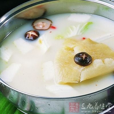 魚翅提前一天用溫水浸泡，其間換3次水，至魚翅吸飽水變軟