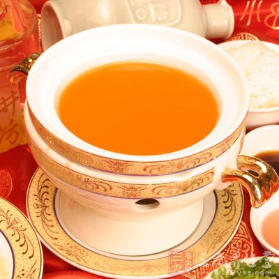 淨草鴨250g、淨母雞750g，蹄膀250g、豬腳爪250g、瘦肉250g斬塊加料酒50g焯水