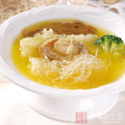 魚翅先浸泡二十四小時軟下來後會看到翅邊有白色不透明的部分