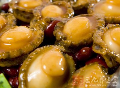 鮑魚取出,入鍋煮至剛熟撈出,片成薄片 鮑魚取出,入鍋煮至剛熟撈出,片成薄片