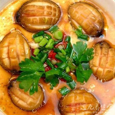 把雞蛋和水調勻,放到鍋裡中火蒸 把雞蛋和水調勻,放到鍋裡中火蒸
