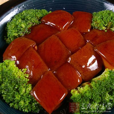 加入紹興酒、作法1的五花肉塊,以小火慢炖至湯汁剩下2/3鍋 加入紹興酒、作法1的五花肉塊,以小火慢炖至湯汁剩下2/3鍋