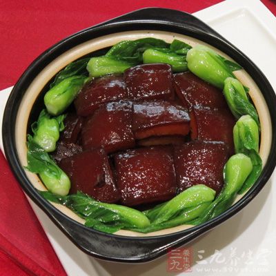 再碼上肉塊,此時肉皮朝下 再碼上肉塊,此時肉皮朝下