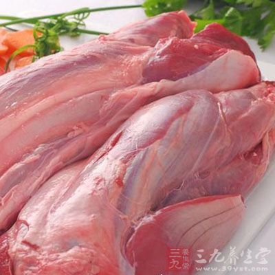 准備好食材，豬展切成大塊