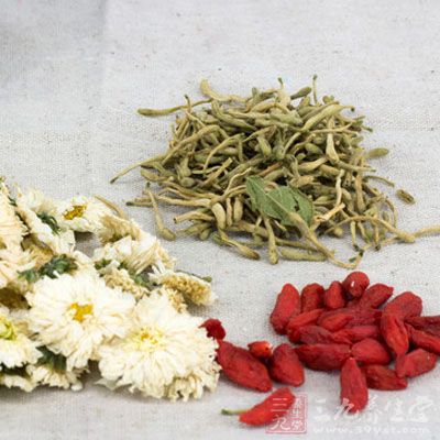 把枸杞和金銀花分別用清水浸泡