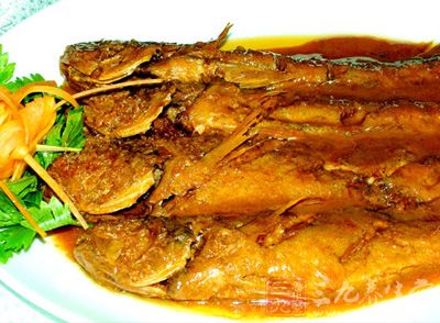 將魚剖腹,挖去內髒洗淨,剞成柳葉花刀 將魚剖腹,挖去內髒洗淨,剞成柳葉花刀