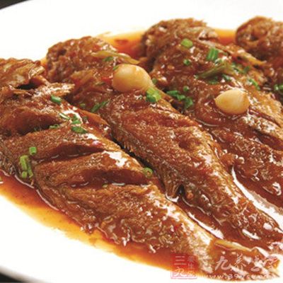 把生抽,老抽,糖,鹽倒入炒勻,倒一碗開水 把生抽,老抽,糖,鹽倒入炒勻,倒一碗開水