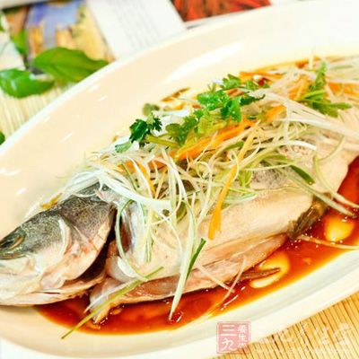魚頭及每片魚肉均勻抹鹽少許、料酒3勺略腌片刻