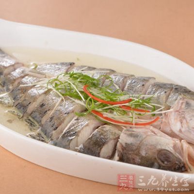 出鍋後，淋上醋和醬油調制的汁，撒上蔥花，再澆一遍熱油即可。香哦