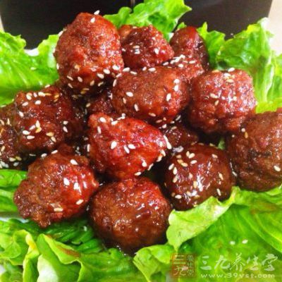 豬絞肉再切更碎後,備用 豬絞肉再切更碎後,備用
