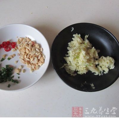 加鹽、糖、醋、香油、蒜沫拌勻即可 加鹽、糖、醋、香油、蒜沫拌勻即可