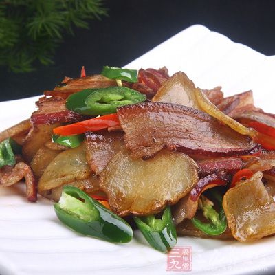 取臘肉置溫水中浸泡3小時;洗淨後放入開水中煮1小時 取臘肉置溫水中浸泡3小時;洗淨後放入開水中煮1小時