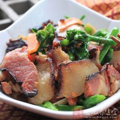 臘肉切薄片,過開水焯了濾出,獨蒜切片 臘肉切薄片,過開水焯了濾出,獨蒜切片