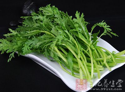 茼蒿菜洗淨、切小段，加入粥內同煮