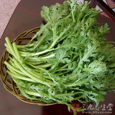 茼蒿切段打水焯備用