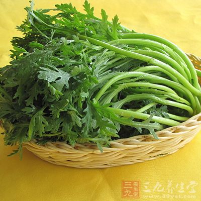 茼蒿去老葉，洗淨