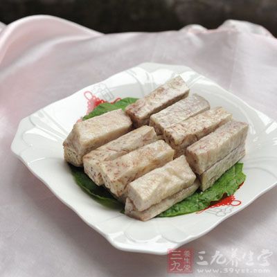 把香芋切成中指厚的長條狀先蒸十五分鐘
