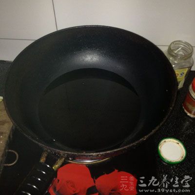 油熱後把刨去皮的小芋頭下到鍋中稍微煎一下