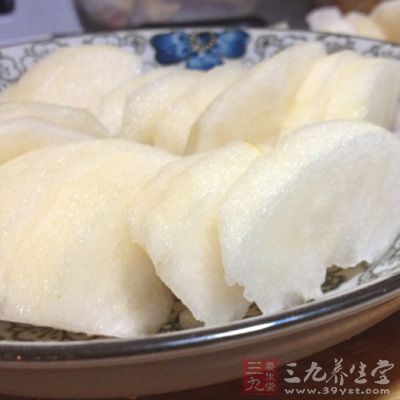 將雪梨洗淨,切去梨蒂和梨把兒,把雪梨切成大片 將雪梨洗淨,切去梨蒂和梨把兒,把雪梨切成大片