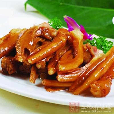 繼續加熱到雞爪酥熟，端離火，揀去香料，待其冷卻