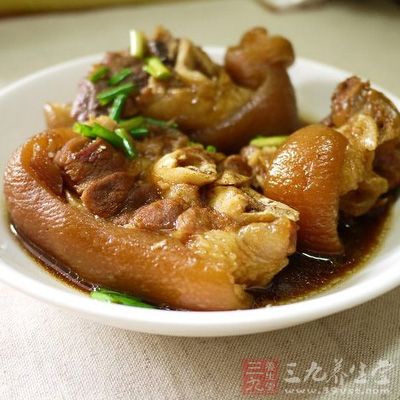 豬肘入鍋後加入生抽、老抽、料酒