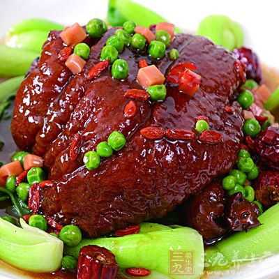 放入肘子、剩下的料酒、蔥段和姜片