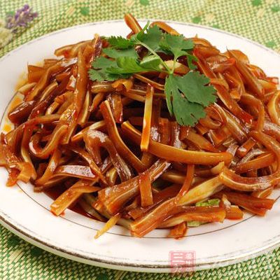 先將鹵好的豬耳朵沖洗一下