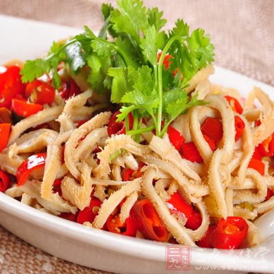去掉砂缽裡的蔥、姜、桂皮、干朝天椒，倒入鍋內