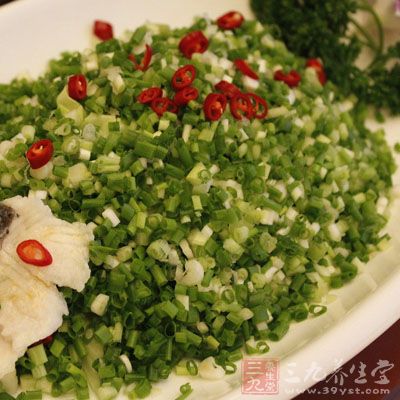 燒至七成熟時,迅速提鍋將油淋到蔥花上 燒至七成熟時,迅速提鍋將油淋到蔥花上