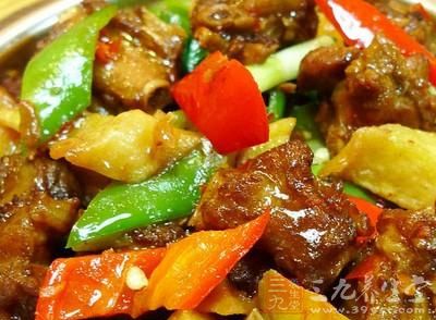 排骨切小塊，冷水入鍋，煮沸焯排骨