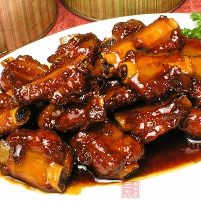 先蒸再油炸可使排骨外酥裡嫩，如果用生排骨直接炸容易老