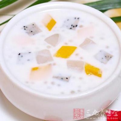 鍋裡加水燒開改小火,倒入一小袋椰粉,加入幾粒冰糖 鍋裡加水燒開改小火,倒入一小袋椰粉,加入幾粒冰糖