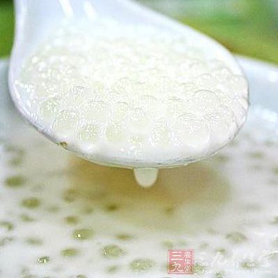 把煮好的西米牛奶放進冰箱,直到冰凍 把煮好的西米牛奶放進冰箱,直到冰凍