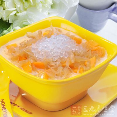 倒椰汁或牛奶入鍋,根據口味可以放入少許糖 倒椰汁或牛奶入鍋,根據口味可以放入少許糖