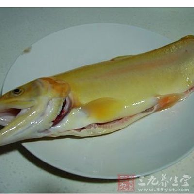 將魚去鱗破肚收拾好，用水略沖洗干淨