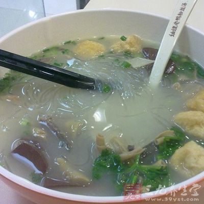 粉絲浸泡洗淨,油豆腐洗淨,鴨胗切片,鴨腸切斷 粉絲浸泡洗淨,油豆腐洗淨,鴨胗切片,鴨腸切斷