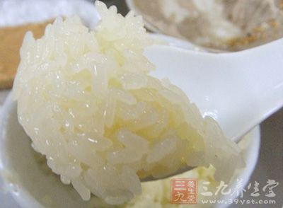 五花肉切成肉糜,白菜心切成細丁,大蒜切末 五花肉切成肉糜,白菜心切成細丁,大蒜切末