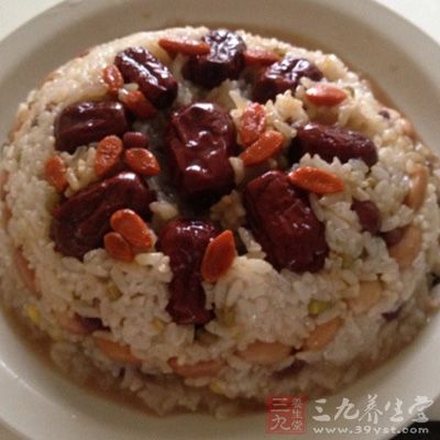 150 克糯米(泡水5-6個小時,或者一個晚上),4-5朵香菇(泡開切丁),1條廣式臘腸 150 克糯米(泡水5-6個小時,或者一個晚上),4-5朵香菇(泡開切丁),1條廣式臘腸