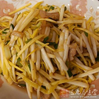 待韭黃變軟翻炒幾下，加入雞精，韭黃炒肉絲即可