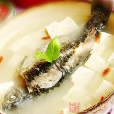 魚去鱗、鰓、內髒,洗淨,兩面劃上十字花刀 魚去鱗、鰓、內髒,洗淨,兩面劃上十字花刀